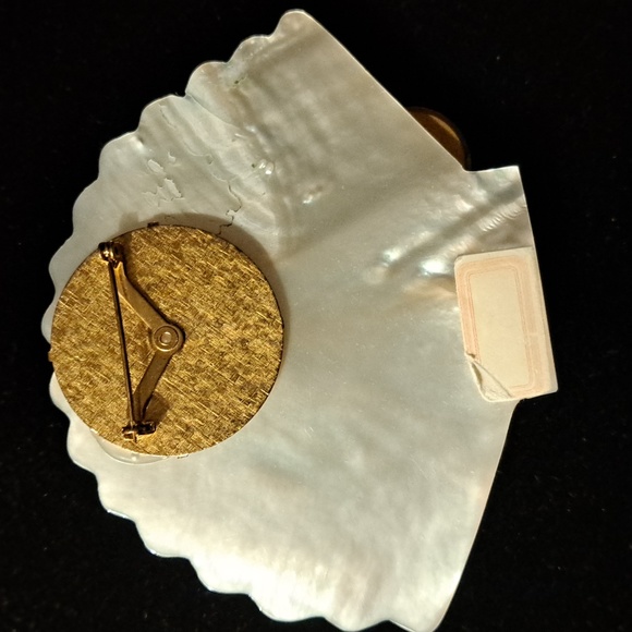 Incredible mother pearl scalloped carved shell pin and earrings Swarovski crysta - Picture 5 of 6